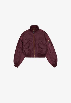 Bordeauxfarbene Bomberjacke mit hohem Kragen, goldfarbenem Reißverschluss, zwei frontalen Taschen und elastischen Bündchen. Der Stoff hat eine glatte Textur.