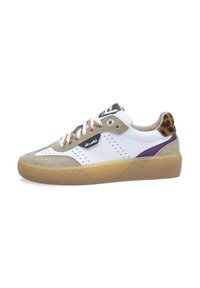Sneaker bianca con dettagli in suede beige e particolari viola. Presenta perforazioni, suola in gomma testurizzata e stampa leopardata sul tallone.