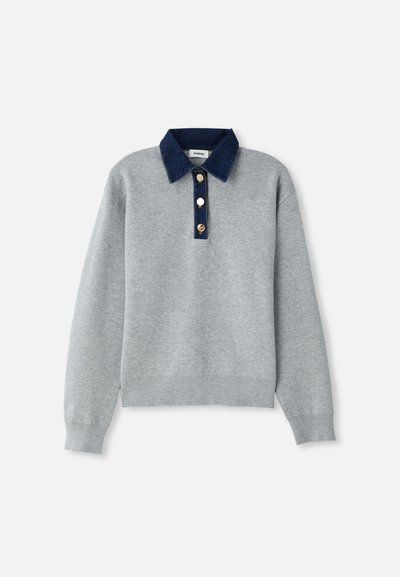 Felpa grigia con colletto in denim blu scuro, tre bottoni dorati e polsini a costine. Texture morbida con un design casual.
