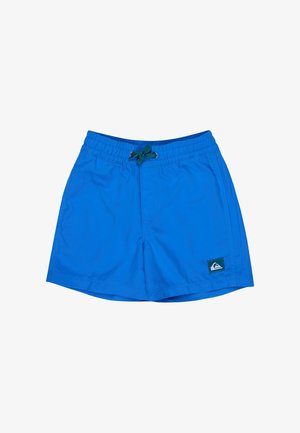 Shorts de bain bleu vif avec taille élastique, cordon de serrage vert, poches latérales et petit patch logo sur la jambe droite inférieure.