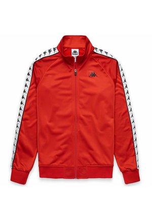 Giacca rossa con zip realizzata in tessuto morbido e leggero. Presenta strisce bianche sui lati con un logo nero ripetuto, colletto alto e polsini a coste.