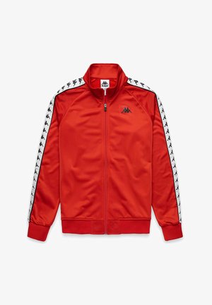Giacca rossa con zip realizzata in tessuto morbido e leggero. Presenta strisce bianche sui lati con un logo nero ripetuto, colletto alto e polsini a coste.