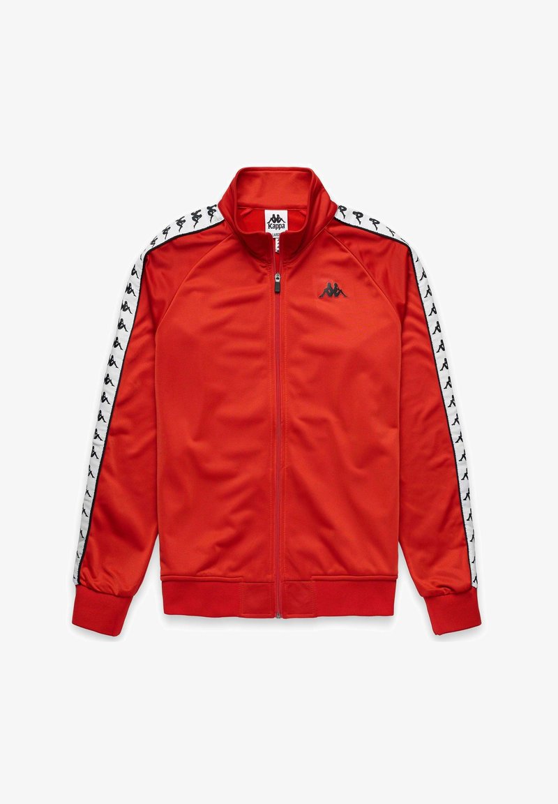 Giacca rossa con zip realizzata in tessuto morbido e leggero. Presenta strisce bianche sui lati con un logo nero ripetuto, colletto alto e polsini a coste.