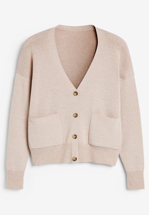 Cardigan beige à col en V avec manches longues, deux poches avant et cinq boutons décoratifs. Texture douce et détails de bord côtelé.