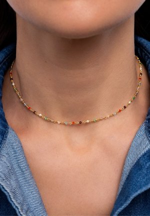 Goldene Kettenhalskette mit kleinen, bunten Edelsteinen, gleichmäßig verteilt und akzentuiert durch zarte Glieder sowie einer glatten Oberfläche.