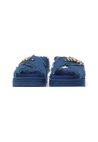 Sandali in denim con bordi sfilacciati, di colore blu, suole in corda e un accento dorato sulla cinghia superiore. Design aperto davanti.