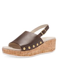 Hnědý kožený sandál na klínovém podpatku s otevřenou špičkou a korkovou platformou, zlatými cvočky po stranách a nastavitelným kotníkovým páskem se zlatou přezkou.