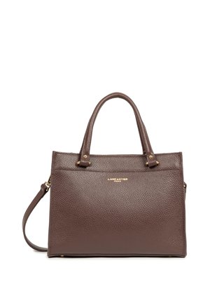 Sac à main en cuir texturé marron foncé avec double poignée, bandoulière amovible et logo doré "Lancaster Paris" sur le devant.