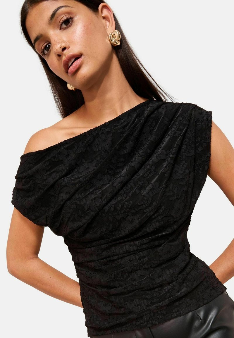 Sort off-the-shoulder-top med draperet tekstur, dekoreret med et blomstermønster. Accentueret af en glat, tætsiddende silhuet og korte ærmer.