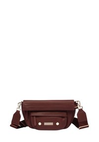 Bordeaux leren crossbody tas met een voorvak, glanzende gouden hardware accenten, een platte ritsluiting en een gestructureerde schouderriem.
