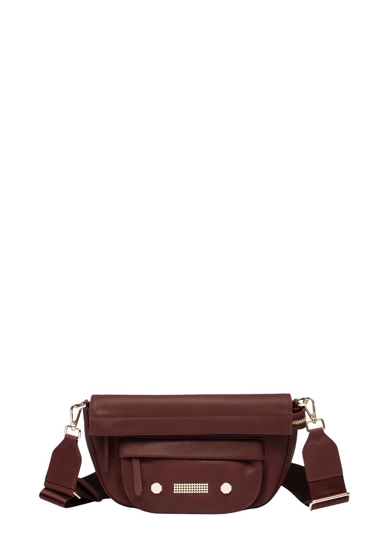Bordeaux leren crossbody tas met een voorvak, glanzende gouden hardware accenten, een platte ritsluiting en een gestructureerde schouderriem.