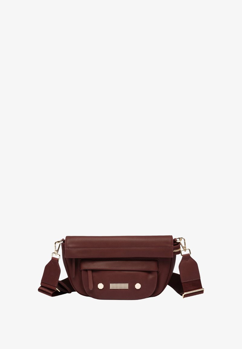 Bordeaux leren crossbody tas met een voorvak, glanzende gouden hardware accenten, een platte ritsluiting en een gestructureerde schouderriem.