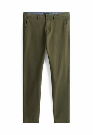 Olijfgroene broek van soepel materiaal, met een knoopsluiting, ceintuurhaken en twee voorzakken. Rechte pijpen met een minimale structuur.