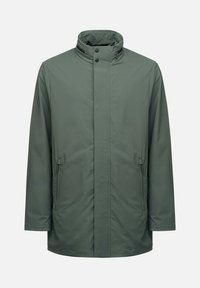 Giacca impermeabile verde con colletto alto, chiusura frontale a scatta e tasche laterali con zip. Texture liscia e design diritto.