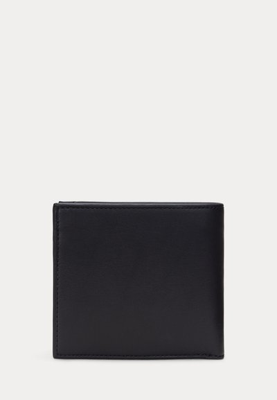 Zwarte leren bi-fold portemonnee met eenvoudige stiksels langs de randen, gesloten en rechtopstaand tegen een effen witte achtergrond.