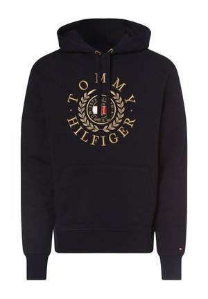 Czarna bluza z kapturem z złotym logo Tommy Hilfiger i emblemem na klatce piersiowej, przednią kieszenią i sznurkiem w kapturze.