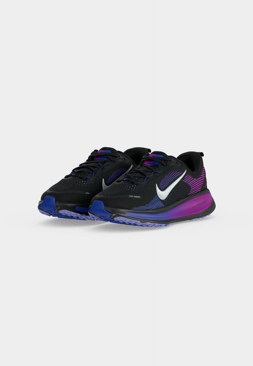 Nike VOMERO 18 UNISEX - Road running shoes - black/metallic silver-coloured/vivid purple/persian violet/purple pulse — foto 3
