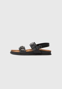 Zwarte leren sandalen met twee verstelbare gespsluitingen, een gevoerde binnenzool en een platte rubberen zool. Minimalistisch ontwerp met een klassieke uitstraling.