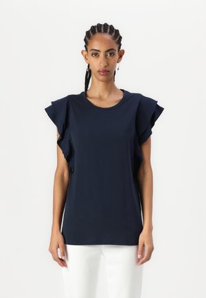 T-shirt blu navy a maniche corte con spalle arricciate e logo del marchio in rilievo discreto. Realizzato in tessuto morbido, presenta una vestibilità rilassata.