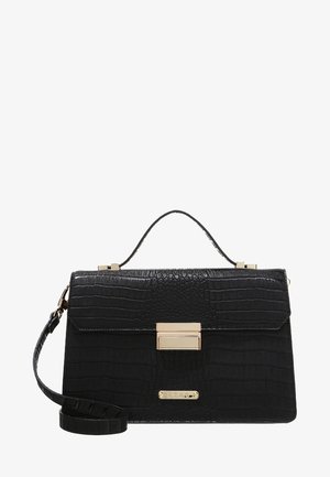 Bolso texturizado negro con patrón de cocodrilo, con cierre y herrajes en tono dorado. Incluye un asa superior y una correa de hombro desmontable.
