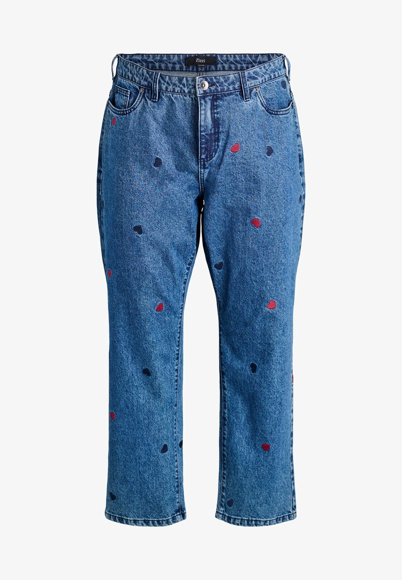 Plave traperice ravnog kroja, s vezom u obliku srca u crvenoj i mornarskoj plavoj boji. Standardni pojas s gumbom i zatvaranjem na patentni zatvarač.