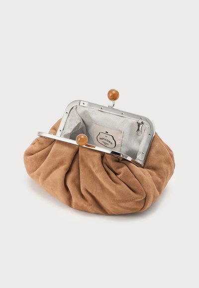 Petit porte-monnaie en daim marron doux avec un cadre en métal argenté et un fermoir en bois, ouvert pour montrer l’intérieur en tissu rayé et l’étiquette.