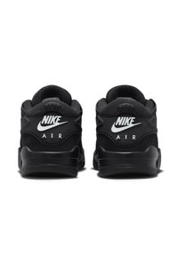 Baskets Nike Air noires avec une tige lisse et des accents en mesh, un col rembourré et des détails de logo sur le talon et les côtés.
