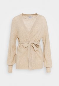 Cárdigan envolvente beige en textura suave con mangas largas, cinturón a la cintura y escote en forma de V. Presenta puños y dobladillo acanalados.