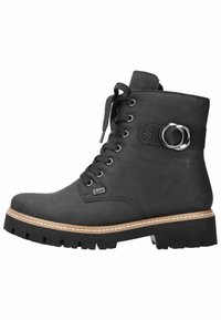 Bottine noire avec une tige en cuir texturé, bout rond, devant à lacets, accent métallique circulaire et semelle en caoutchouc épaisse avec couture contrastée.