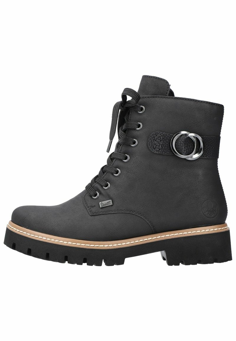 Bottine noire avec une tige en cuir texturé, bout rond, devant à lacets, accent métallique circulaire et semelle en caoutchouc épaisse avec couture contrastée.