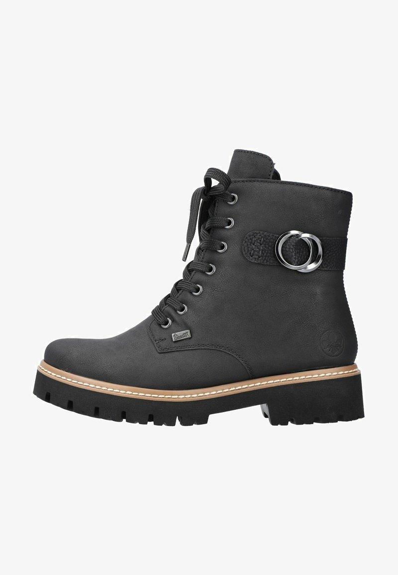 Bottine noire avec une tige en cuir texturé, bout rond, devant à lacets, accent métallique circulaire et semelle en caoutchouc épaisse avec couture contrastée.