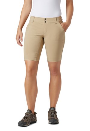 Pantaloni corta beige realizzati in tessuto elasticizzato con una trama liscia, dotati di due tasche frontali, una chiusura con bottone e un taglio lunghezza ginocchio.