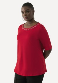 Ulla Popken RHINESTONE NECKLINE SHORT SLEEVE - Camiseta estampada - salsa