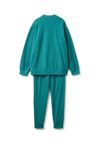 Maglione teal in pile a maniche lunghe e pantaloni coordinati, entrambi con polsini a coste, distesi su uno sfondo bianco.