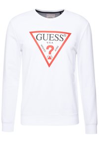 Sudadera blanca de manga larga con un logo triangular rojo que presenta la palabra "GUESS" y un gran signo de interrogación rojo en el centro.