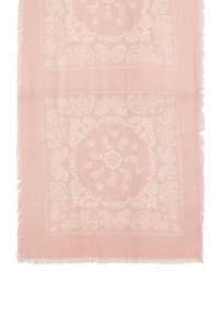 Różowy szalik w wzór paisley z białym nadrukiem, ozdobiony frędzlami i skomplikowanymi detalami, wykonany z lekkiego materiału.