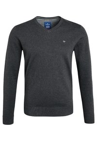 Pull en tricot gris avec un col en V, des manches longues, des poignets et un ourlet côtelés, présentant un petit logo sur la poitrine et une texture douce.