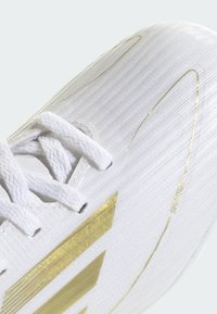 adidas Performance F50 LEAGUE FIRM/MULTI-GROUND CLEATS KIDS - Jalkapallokengät kiinteälle alustalle - cloud white   gold metallic   cloud white