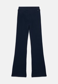 Mørkeblå, rettskårne bukser med en liten logo på høyre hofte, vist flatt mot en hvit bakgrunn.