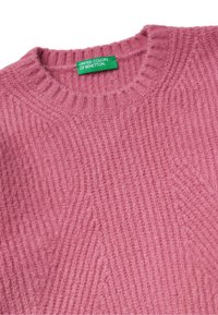 Růžový pletený svetr s žebrovanou texturou a kulatým výstřihem, na límci s označením zelenou etiketou "United Colors of Benetton".