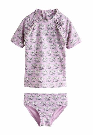 Fliederfarbener zweiteiliger Badeanzug mit weißem Blumenmuster, kurzen Ärmeln und Rüschendetails entlang der vorderen Nähte des Oberteils.