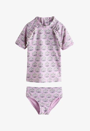 Liliowy dwuczęściowy strój kąpielowy z białym kwiatowym wzorem, krótkimi rękawami i falbankami wzdłuż przednich szwów góry.