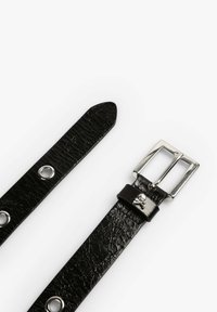 Schwarzer Leder-Gürtel mit strukturierter Oberfläche, ausgestattet mit silbernem Zubehör, einer rechteckigen Schnalle und einem dekorativen Totenkopf-Detail am Gürtel.