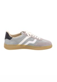 Graue Wildleder-Sneaker mit weißen und grauen Designelementen, ausgestattet mit einer Gummisohle und einer schwarzen Fersenschlaufe. Schnürsenkel in passender Farbe.
