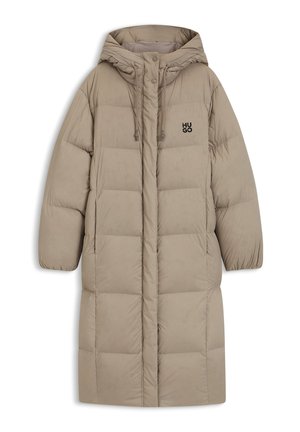 Beige pufferjakke med hætte, der har quiltet design, snøre detaljer og et lille sort logo på brystet. Lange, løse ærmer.