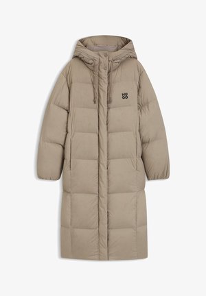 Beige puffertakaró kapucnival, steppelt kivitelben, húzózsinóros részletekkel és egy kis fekete logóval a mellkasán. Hosszú, bő ujjak.