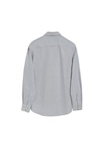 Camicia a righe blu chiaro e bianca, con maniche lunghe, colletto e orlo arrotondato, dotata di bottoni sui polsini.