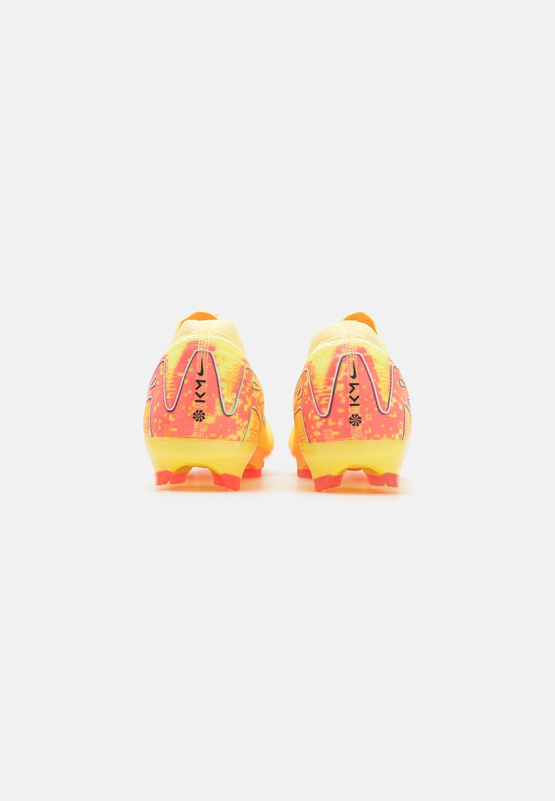 Voetbalschoenen met een levendige gele en oranje gradient, een gestructureerde bovenkant en contrasterende zwarte accenten. Voorzien van gevormde noppen voor grip.
