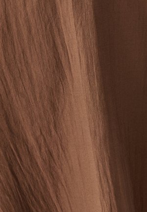 Brauner Stoff mit einer glatten Textur und subtiler Seidigkeit, der weiche, fließende Linien und ein leicht zerknittertes Aussehen aufweist.