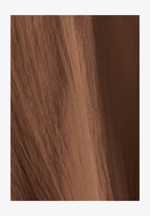 Bruine stof met een gladde textuur en subtiele glans, met zachte, vloeiende lijnen en een licht gekreukt uiterlijk.